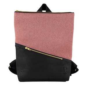 Könnte beinhalten: Zweifarben-Rucksack mit rosa Oberteil und schwarzem Unterteil. Der rosafarbene Bereich hat ein strukturiertes Aussehen, während der schwarze Bereich eine glatte Oberfläche hat. Ein goldener Reißverschluss verläuft diagonal über die Vorderseite. Der Rucksack hat schwarze Träger und einen oberen Griff.