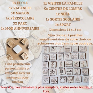 Pu&ograve; includere: Gettoni in legno con varie illustrazioni, tra cui una scuola, una casa, un parco, una famiglia, un albero di Natale, una palla da sport e una torta di compleanno. I gettoni misurano 38 cm per 18 cm e sono progettati per un calendario o un'agenda. Il testo sull'immagine dice "Seleziona 2 gettoni aggiuntivi a tua scelta o acquistane altri nel nostro negozio."