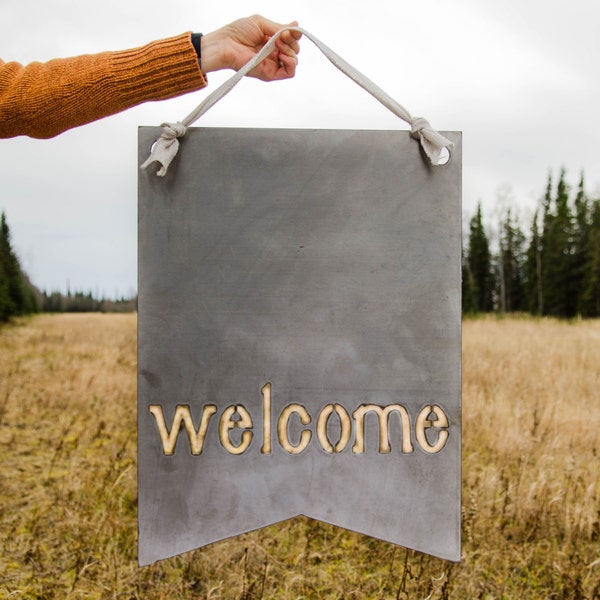 Welkom - oversized metalen wimpel - ruwe staal (15.75 "w x 22" h) (metalen krans, kunst, wand decor, voordeur)