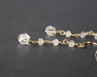Orecchini di diamanti Herkimer con pietra di luna, pietra portafortuna di aprile, orecchini grezzi, orecchini di cristallo con pietre preziose autentiche, orecchini da sposa