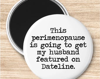 Könnte beinhalten: Ein weißer, runder Magnet mit dem Text "This perimenopause is going to get my husband featured on Dateline." Der Magnet hat eine schwarze Magnetrückseite und einen silbernen Rand.