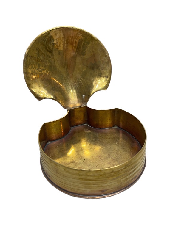 Brass scallop trinket box - image 4