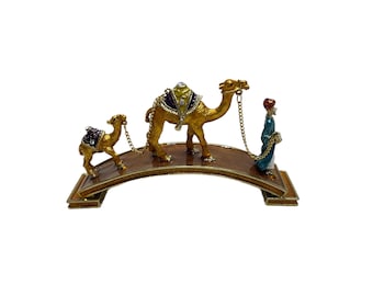 Enameled camel trader with camel caravan pill box