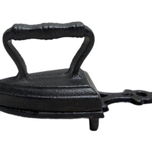 Black miniature cast iron toy iron and trivet, Tiny children's toy, Antique pretend play, Farmhouse laundryware, Rustic Industrial decor