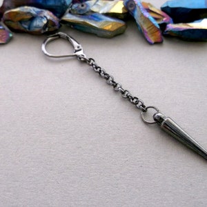 Gunmetal Spitze baumeln, eine Spitze Ohrring, Spike Kegel Ohrring, Spitze lange baumeln, Gunmetal baumeln, Männer Ohrring, Homosexuell Ohrring, Goth baumeln, ein