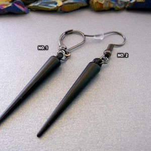 Schwarzer matte Spike, ein Spike Ohrring, Spike Kegel Ohrring, Spike Kegel baumeln, schwarze Spike baumeln, schwarze Männer Ohrring schwuler Ohrring Goth baumeln