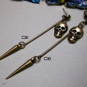 Lange Schädel Ohrring Messing Schädel baumeln Spitze Schädel baumeln lange Spitze baumeln Goth Schädel Ohrring lange Goth Ohrring Ohrstecker Spitze baumeln xl baumeln