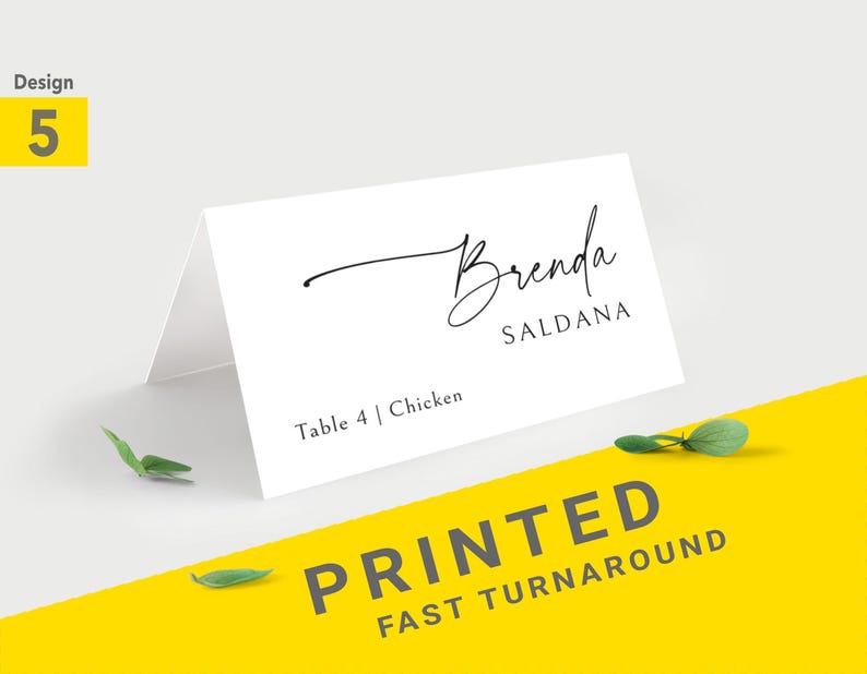 Pu&ograve; includere: Un segnaposto bianco con il nome "Brenda Saldana" in elegante scrittura nera. La carta include anche "Table 4 | Chicken" e il testo "PRINTED FAST TURNAROUND" su sfondo giallo. Il design 5 si trova nell'angolo in alto a sinistra.