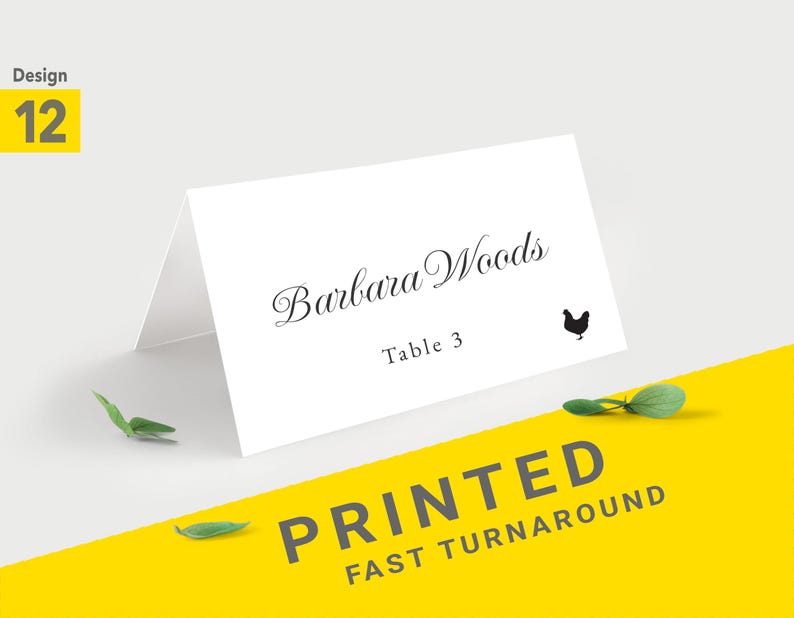 Pu&ograve; includere: Segnaposto piegato bianco con il nome "Barbara Woods" in elegante corsivo, numero del tavolo 3 e una piccola silhouette di pollo nero. Le parole "PRINTED FAST TURNAROUND" sono stampate su sfondo giallo.