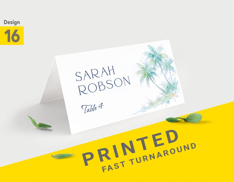 Pu&ograve; includere: Biglietto da tavolo bianco con il nome "Sarah Robson" e "Table 4" stampati in blu navy. Il biglietto presenta un design ad acquerello di palme nei toni del blu e del verde. Le parole "PRINTED FAST TURNAROUND" sono stampate su sfondo giallo.