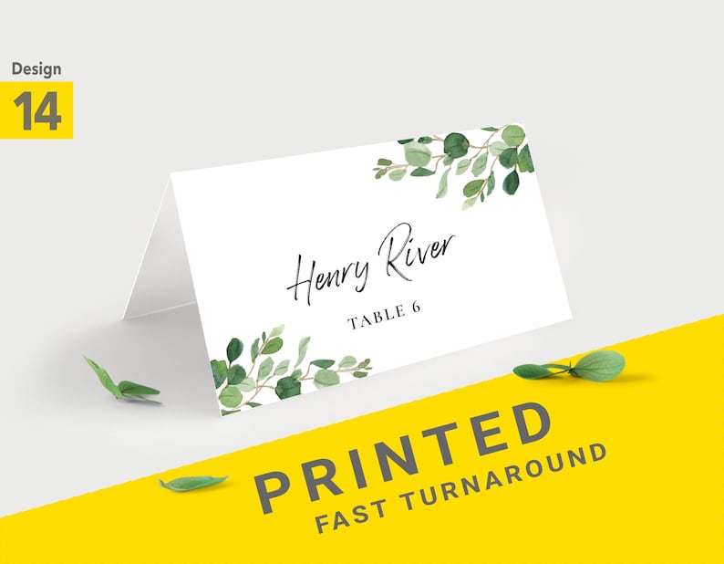 Pu&ograve; includere: Un segnaposto piegato bianco con il testo "Henry River" e "Table 6" in corsivo nero. Foglie e rami di eucalipto verde acquerello decorano gli angoli. Le parole "PRINTED FAST TURNAROUND" sono stampate su sfondo giallo.