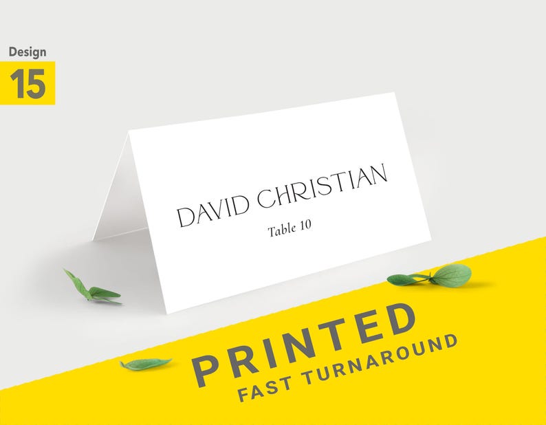 Pu&ograve; includere: Un segnaposto bianco piegato con il nome "DAVID CHRISTIAN" e "Table 10" stampati in nero. Il biglietto &egrave; su una superficie bianca con una striscia gialla angolata in basso che recita "PRINTED FAST TURNAROUND". Il design 15 &egrave; in un riquadro giallo.