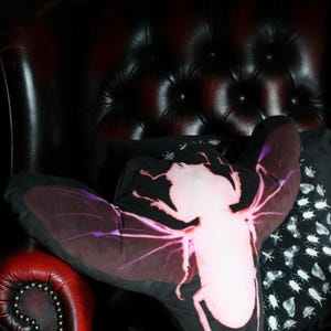 Goldener Teufel Käfer weiche Skulptur | Form Insekt Kunst Kissen | Handgefertigtes Großes Käfer Kissen | Dark Academia Dekor, Kuriosum Geschenk, Maximalist