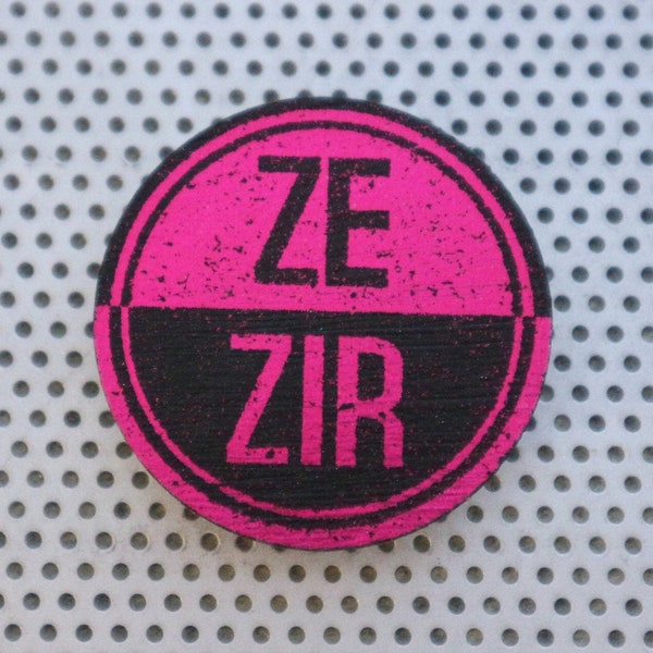 Ze Zir pin 1,5" pinback badges of knoppen. Genderneutraal vloeiend voornaamwoord Ze/Ze handgemaakte typografie print in metallic magenta folie zwart