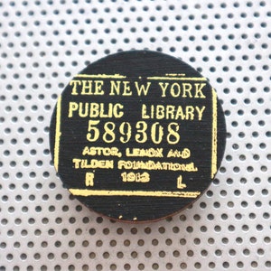 Selo da biblioteca NYPL, botão pinback de 1,5". Data de vencimento, leitor, leitor, bibliotecário, presentes, arte artesanal, impressão, distintivo, citação, ouro, preto