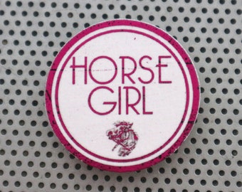 Pferdemädchen 1.5" Button. Reiter Idee Dressur Geschenk ReiterIn Geschenk. Handgemachter Kunstdruck Anstecker Flair Zitat in rosa Folie auf weiß