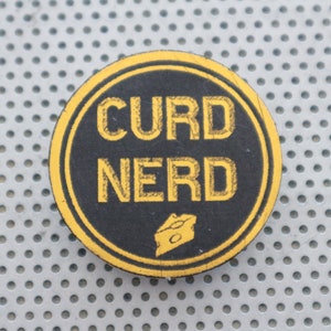 Curd Nerd pin 1.5&quot; pinback botón. Amante del queso hecho a mano lácteos cocina tablero arte cuchillo pastel insignia flair cheddar chef suizo cita brie oro