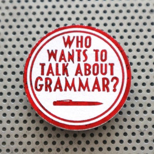 Épinglette pour amateur de grammaire. Bouton d'épingle de 1,5 po. avec coeur pour les éditeurs et les relecteurs. Badge d'écrivain fait main avec impression d'art de poésie en aluminium rouge sur blanc