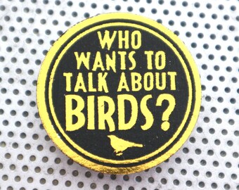 Botão de nerd de pássaros de 1,5 "pinback. Arte de ornitologia feita à mão, observação de pássaros, distintivo de contração engraçado, twitcher flair, citação de birder em folha de ouro em preto