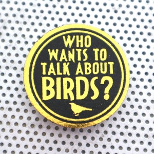 Bird nerd botón 1.5" pinback. Ornitología hecha a mano arte observación de aves divertida insignia de contracción twitcher flair birder cita en lámina de oro sobre negro