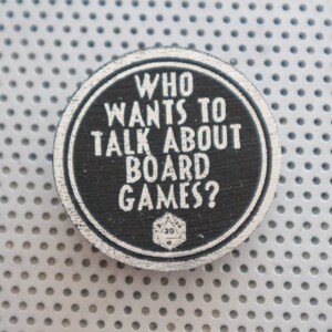 Botão pinback de 1,5" para jogos de tabuleiro Geek. Jogadores de jogos de tabuleiro nerds D&D RPG. Citação de estilo de distintivo de impressão de arte D20 feita à mão em folha de prata em preto.