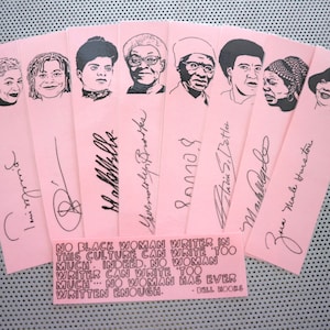 Marcadores de escritoras negras / conjunto de nueve retratos hechos a mano de poetas, activistas feministas y afroamericanas, marcapáginas negro sobre rosa (whm blm)