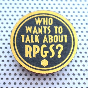Botão de pinback RPG Geek de 1,5", RPG, jogos de tabuleiro TTG, jogadores, nerds, D&D, arte impressa em D20 feita à mão, distintivo com citação em folha de prata sobre preto.
