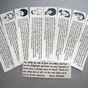 Puede incluir: Un conjunto de marcapáginas con retratos en blanco y negro de notables autores y activistas afroamericanos, incluyendo a Toni Morrison, James Baldwin, Frederick Douglass, Angela Davis, Nikki Giovanni, Audre Lorde y Langston Hughes. Cada marcapáginas incluye una breve biografía del individuo y una cita. Los marcapáginas están impresos en papel blanco con texto negro.