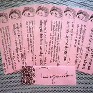 Puede incluir: Un conjunto de marcadores rosas con texto negro e ilustraciones de mujeres. Los marcadores presentan citas sobre la vida, el amor y la libertad. El texto incluye citas como "Wanna fly, you got to give up the shit that weighs you down." y "Like any other form, she became dangerous."