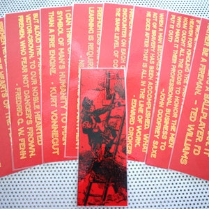 Puede incluir: Marcadores rojos con texto dorado que presentan citas sobre bomberos. Un marcador central muestra una ilustración en negro y rojo de bomberos. Los marcadores están dispuestos en forma de abanico.