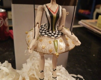 Mackenzie Childs Clara Nutcracker Suite marionet kerstboomornament vintage zeldzaam en gepensioneerd met doos