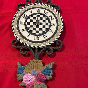 Cesta de flores de Mackenzie Childs, cesta de metal, reloj, cuadros cortesanos, rosas rosas, tasa, jubilado, decoración única y caprichosa