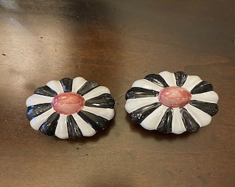 Ensemble de 2 boutons de tiroir de porte d'armoire à fleurs roses noires et blanches MacKenzie Childs, lot de 2 vintage Rare peints à la main plus disponible