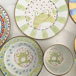 Mackenzie Childs kikker geëmailleerde kinderservies voor kinderen bord, kom en mok - zeldzaam, gepensioneerd meer stijlen beschikbaar volgende dag gratis verzending