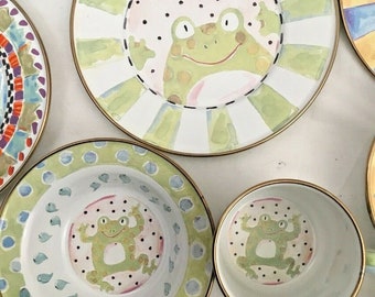 Mackenzie Childs Frog - Juego de vajilla infantil de esmalte para niños, plato, tazón y taza (raro, retirado, más estilos disponibles) Envío gratuito al día siguiente