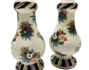 Salero y pimentero Mackenzie Childs Highbanks NUEVOS Azul floral navideño Remate azul Vintage descatalogado piezas a juego raras disponibles