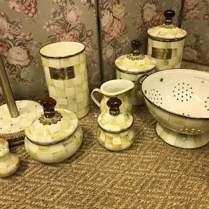 以下が含まれることがあります： チェック柄の黄色と緑のキッチン用品のセット。セットには、ザル、ピッチャー、キャニスター、シュガーボウル、ソルト＆ペッパーシェーカー、ペーパータオルホルダー、キャニスターが含まれています。