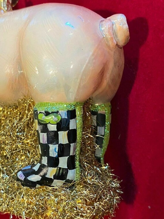 マッケンジーチャイルズ　チェック柄スケート靴オーナメント マッケンジー・チャイルズのコートリーチェック柄長靴をはいた豚の