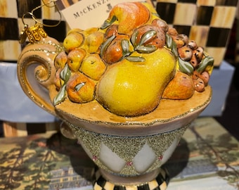 Splendida decorazione per l'albero di Natale in vetro raffigurante una pera e una mela di Mackenzie Childs - tazza da tè della Robbia a quadretti, rara e fuori produzione, realizzata in Polonia