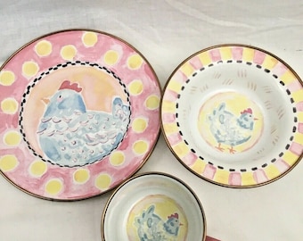 Mackenzie Childs - Juego de vajilla infantil de esmalte con forma de pollo, plato, tazón y taza (raro, retirado, más estilos disponibles) Envío gratuito al día siguiente
