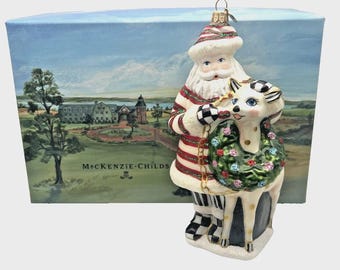 Mackenzie Childs Glass Courtly check Grandma Kitsch Santa Reindeer kerstboomornament nieuw in doos Rare & Retired