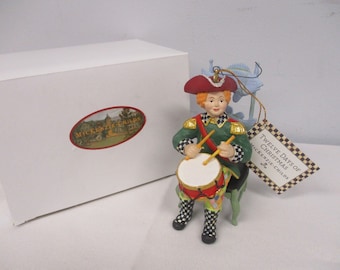 Mackenzie Childs Courtly Check 12 dagen kerstmis drummer drum boy fish chair kerstboomornament Zeer moeilijk te vinden gratis verzending