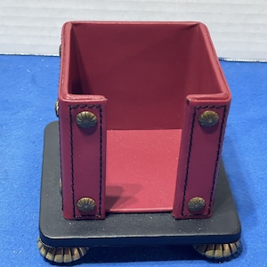 Accesorio de escritorio para bloc de notas de cuero con cuadros cortesanos de Mackenzie Childs. Retirado y poco común. Disponible con piezas a juego