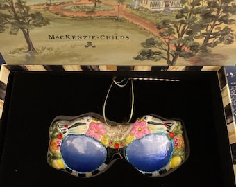 Mackenzie Childs St Tropez zonnebril kerstboomornament handgeblazen glas Nieuw in doos Gepensioneerd, zeldzame grillige decoratie gemaakt in Polen