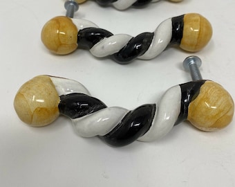 1 poignée de meuble pour commode en céramique peinte à la main avec quincaillerie Mackenzie Childs - Plus disponible Poignée WHIMSICAL jaune noir blanc