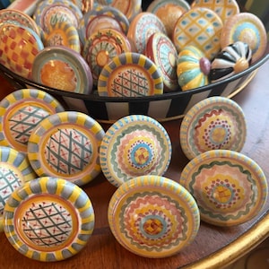 Juego de 8 tiradores de cerámica pintados a mano con diseño floral de Mackenzie Childs. Muy difíciles de encontrar. Envío gratis. Azul, redondo, amarillo.