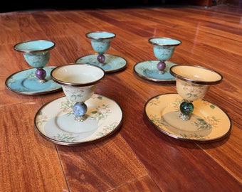 Un huevera de esmalte Mackenzie Childs Camp de 1995, blanco o verde, vintage, Victoria Richard, MUY RARO, con cuentas de rosa checa.