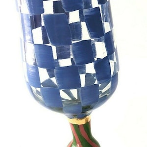 One Mackenzie Childs BLAUWE GECONTROLEERDE wijnbekerglas handbeschilderd goud groene strepen 12 prachtig prachtig designerglaswerk verkrijgbaar