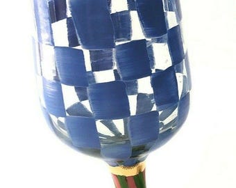 One Mackenzie Childs BLAUWE GECONTROLEERDE wijnbekerglas handbeschilderd goud groene strepen 12 prachtig prachtig designerglaswerk verkrijgbaar