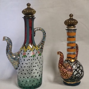Mackenzie Childs Long Retired Glass Cruet Set met messing stoppen handbeschilderd MUNT grillige unieke ontwerper